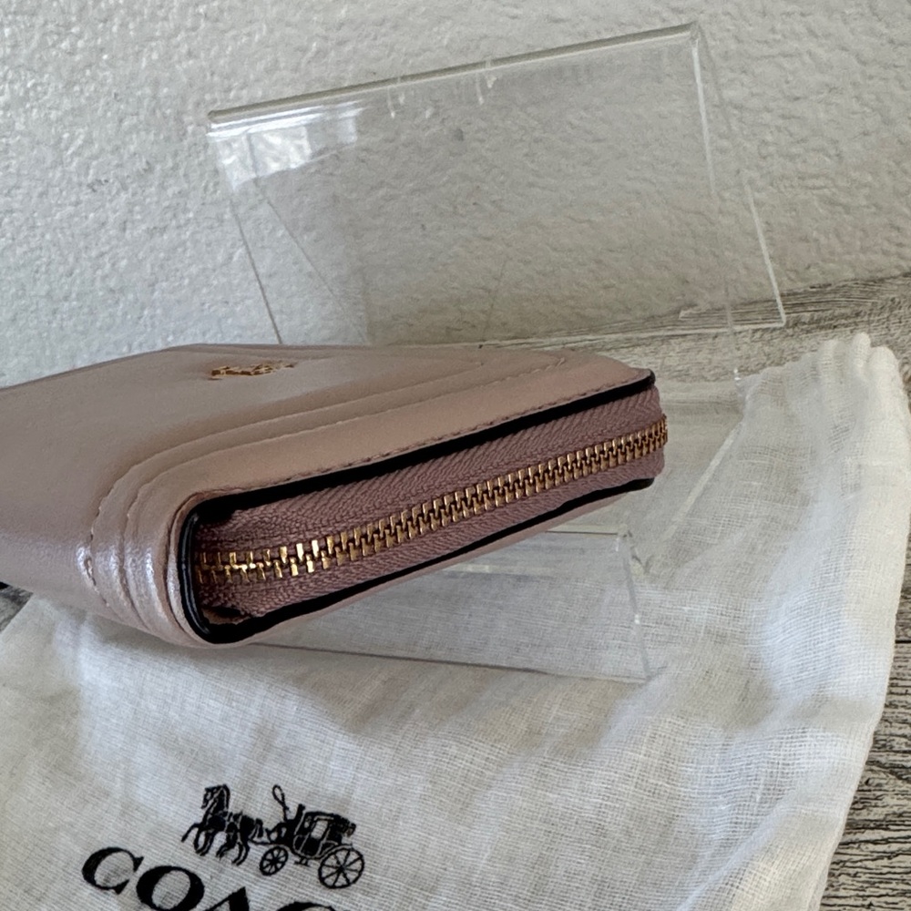 Coach Medium ID Zip Wallet in Colorblock with Border Quilting NWOT - Picture 5 of 13